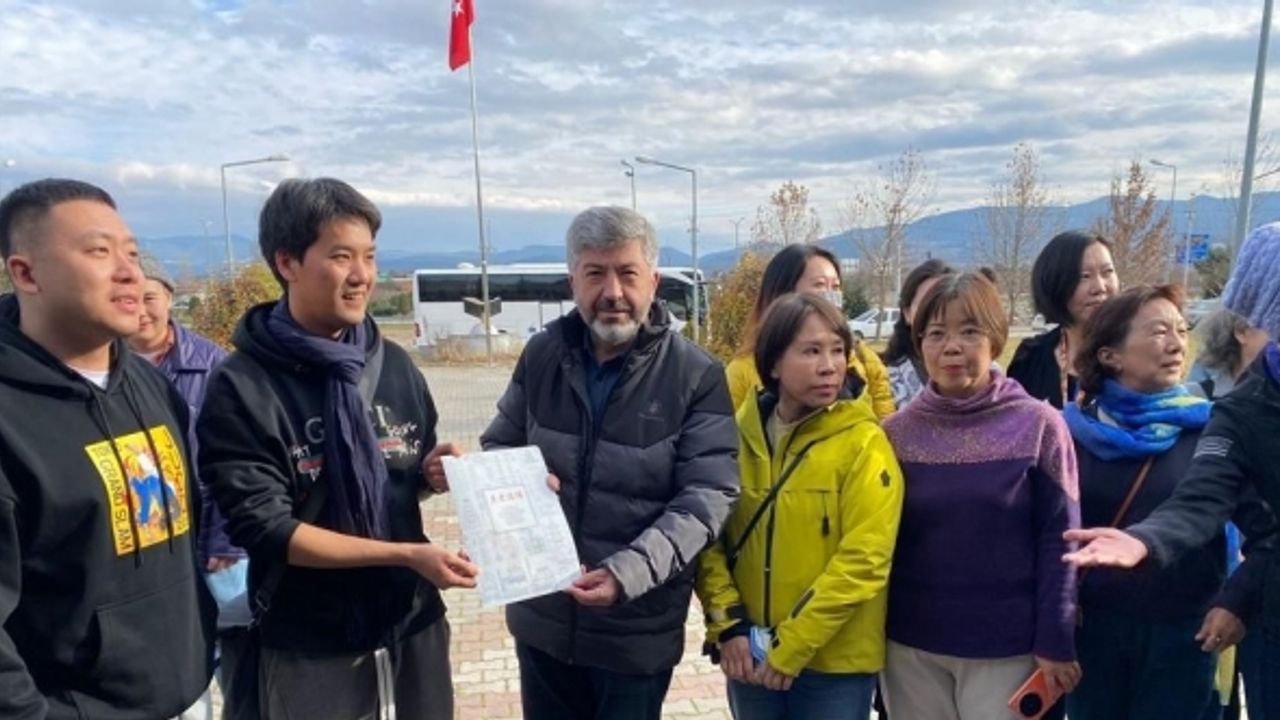 Gediz’e gelen Çinli turist grubu gençlik merkezinde misafir edildi