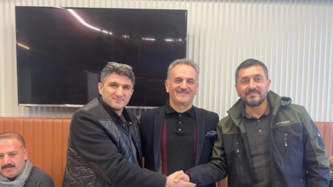 Gemlik Romanlar Dernek Başkanı ve Ferhat Işık kucaklaştı