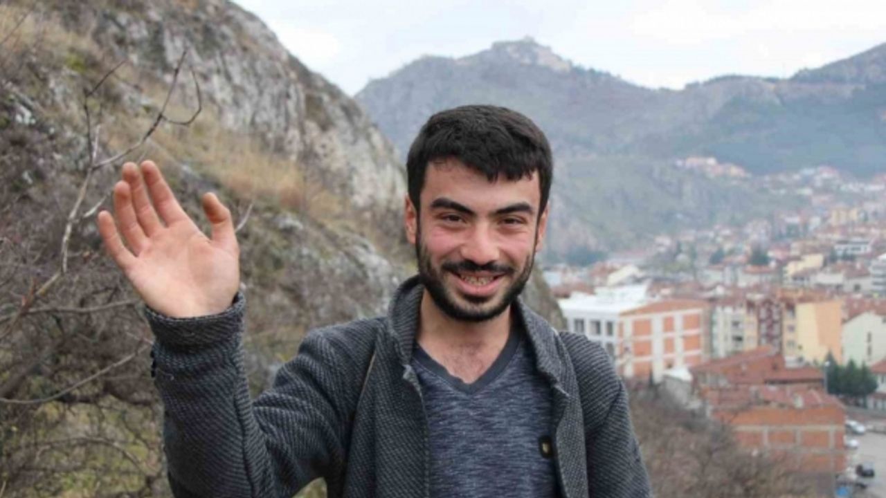 Genç çobanın kayalıklarda mahsur kalan oğlağını AFAD ekibi kurtardı