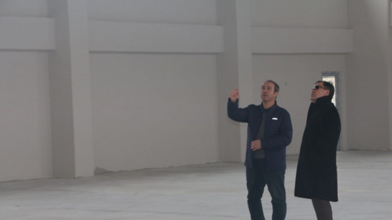 Gençlik ve Spor İl Müdürü Kabakcı, Sarıoğlan Spor Salonu’nda incelemeler bulundu