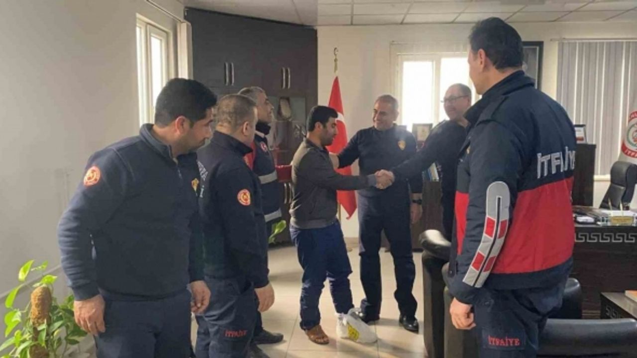 Göçük altında kalan işçi kendisini kurtaran itfaiye erlerini unutmadı