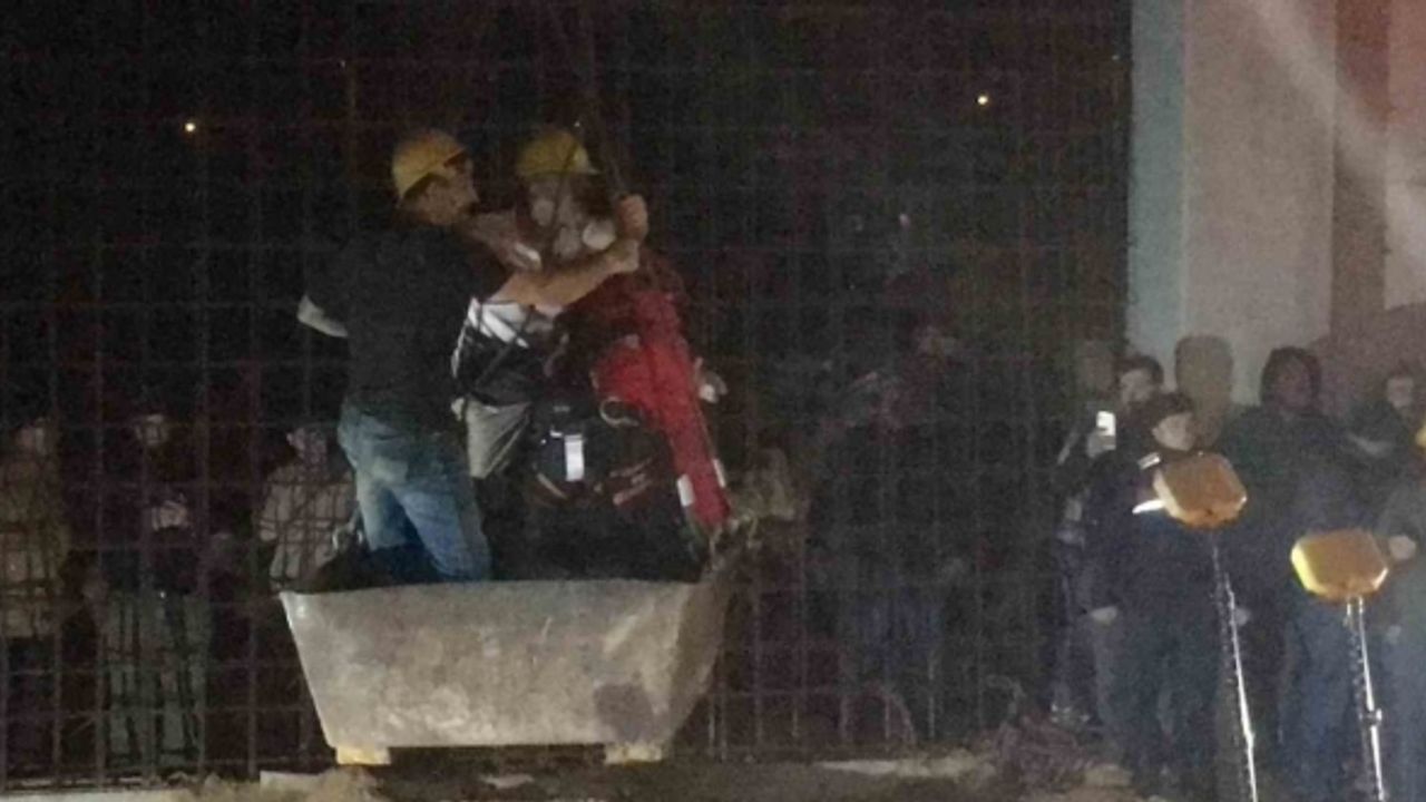 Göçük altında kalan işçilerden biri 12 saat sonra kurtarıldı