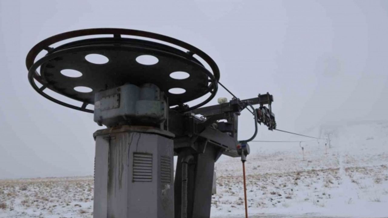 Göl manzaralı kayak merkezi ’kara’ hasret kaldı: Yağış olmadığı için sezon açılamadı