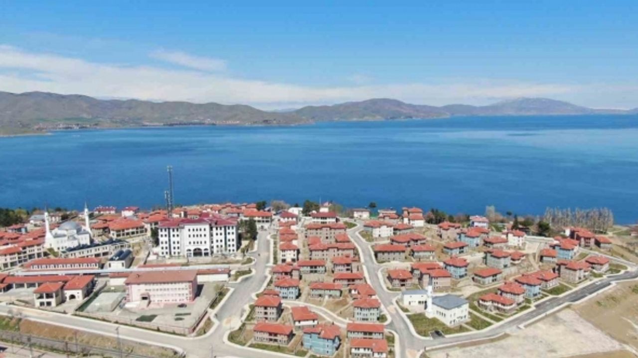 Göl manzaralı TOKİ konutlarında yaşayan depremzedeler: "Ölünceye kadar devletimizin arkasındayız"