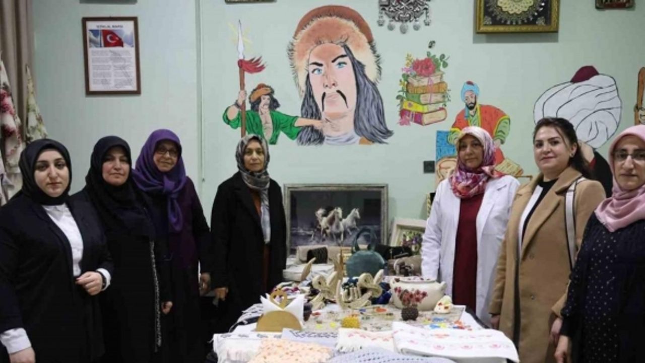 Gönüllü 12 kadın geri dönüşümle dayanışma örneği gösteriyor