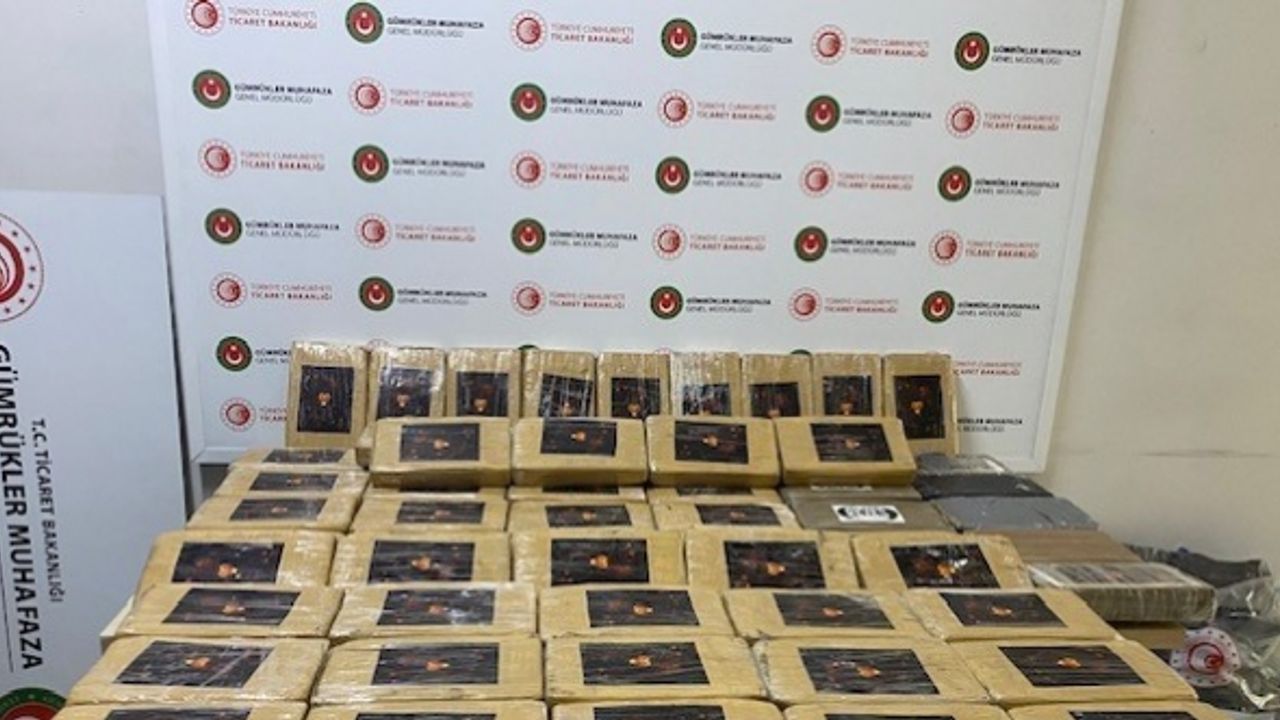 Gümrük Muhafaza ekipleri muz dolu konteynerde 77 kilogram kokain ele geçirdi