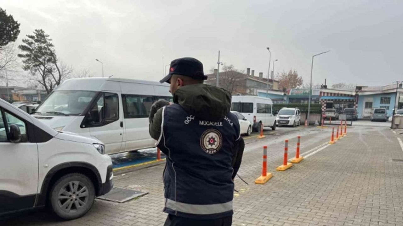 Gümrük mühürlü tırın dorsesinde 49 düzensiz göçmen yakalandı