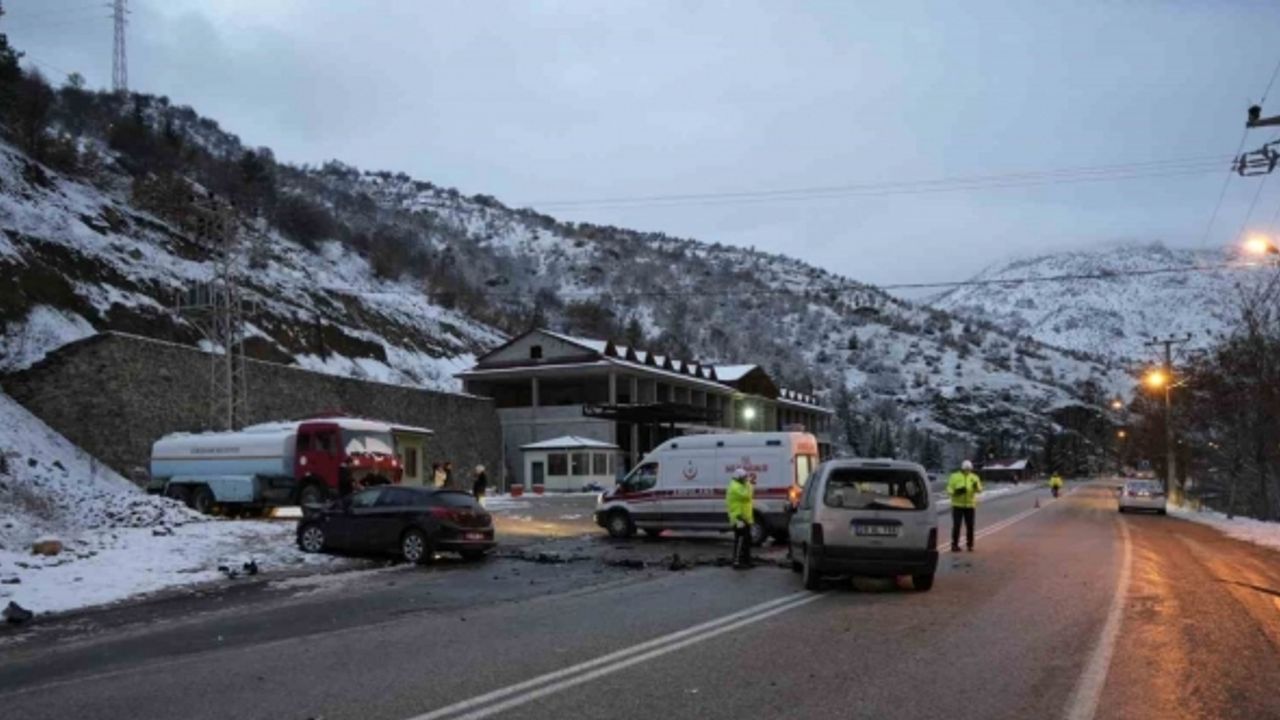Gümüşhane’de iki araç kafa kafaya çarpıştı: 4 yaralı