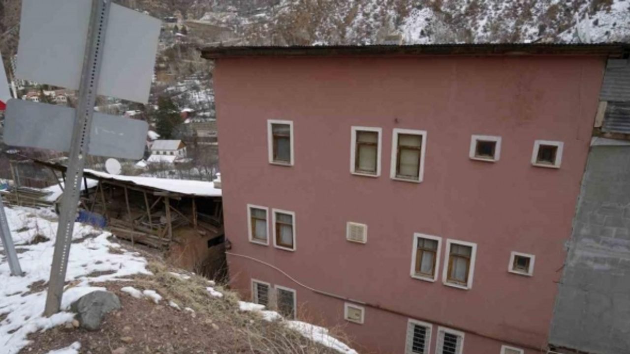 Gümüşhane’de yaşayan aile yıllardır evlerini basan su nedeniyle mağduriyet yaşıyor
