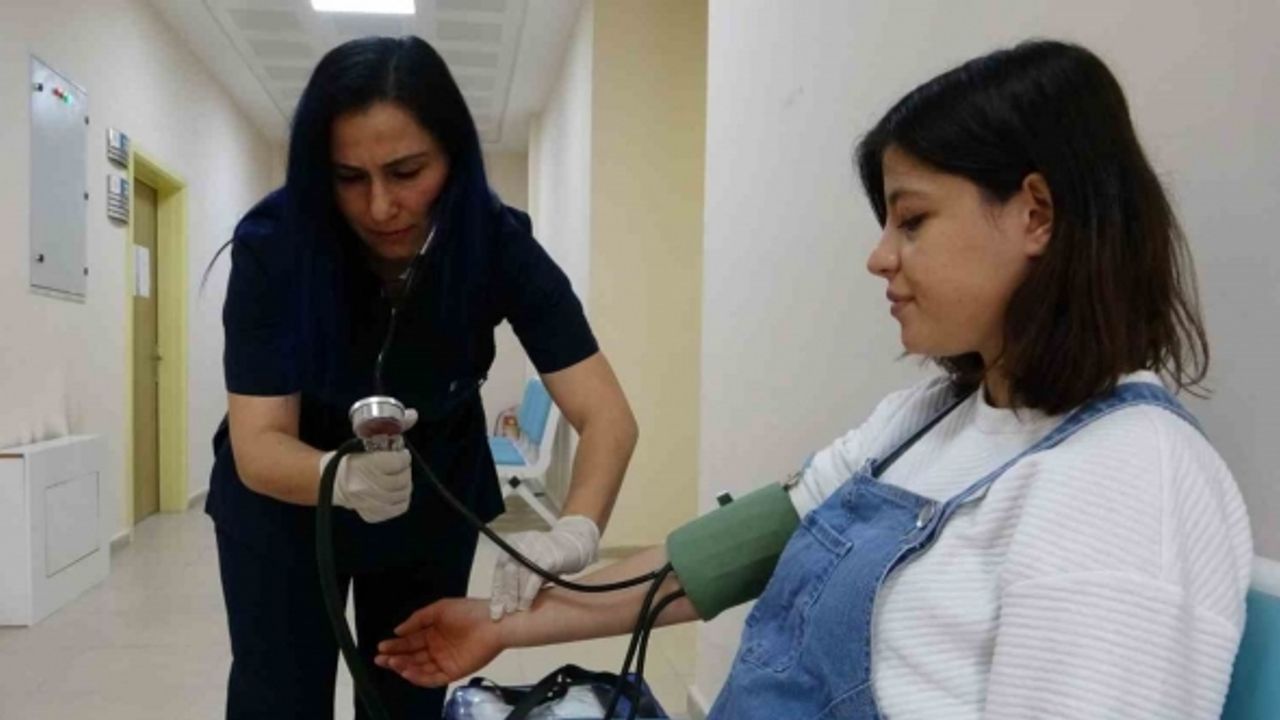 Gündüz hastaları ile ilgilenip akşamları ise roman yazıyor