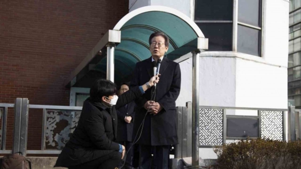 Güney Kore’de boynundan bıçaklanan ana muhalefet lideri taburcu oldu