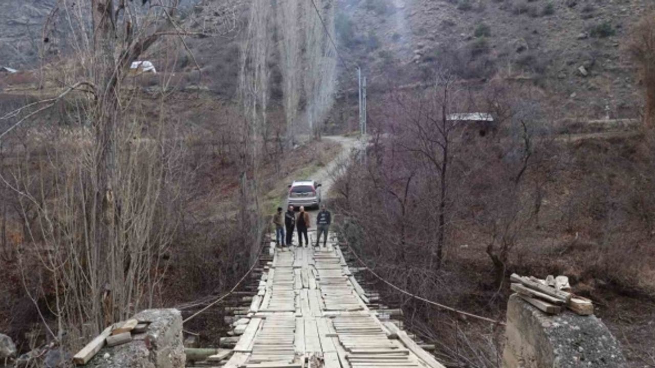 Hacı Mahallesi sakinleri 3 çocuğun düşerek öldüğü tahta köprü için çözüm bekliyor