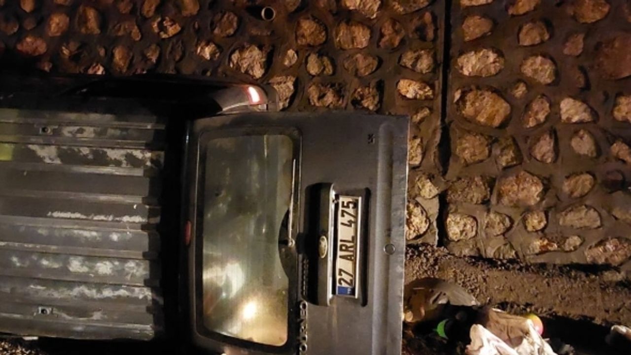 Hafif ticari araç istinat duvarına çarptı: 4 yaralı