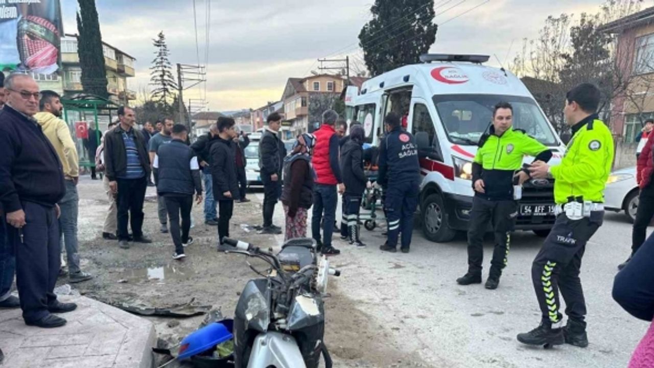 Hafif ticari araçla çarpışan motosikletteki 2 kişi yaralandı