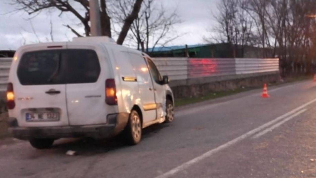 Hafif ticari araçla otomobil çarpıştı, 2 kişi yaralandı