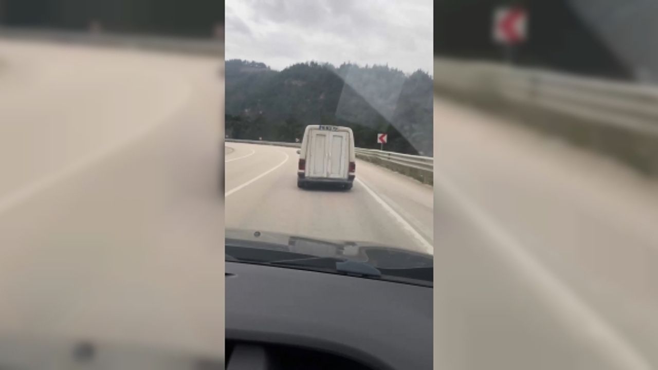 Hafif ticari otomobilinin bagaj kapağını plastik kapı yaptı