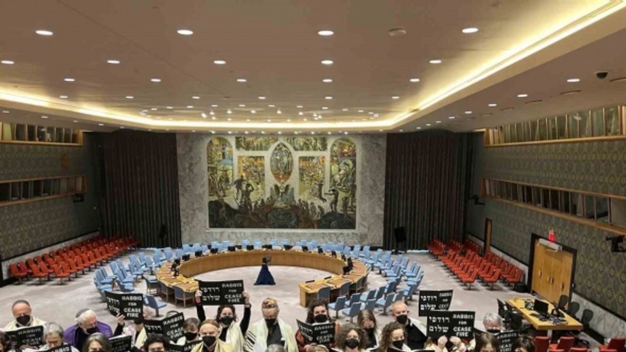 Hahamlardan Gazze’de ateşkes çağrısıyla BM Genel Merkezi’nde protesto