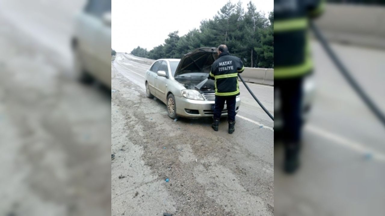 Hatay’da aracın motor kısmında meydana gelen yangını itfaiye söndürdü