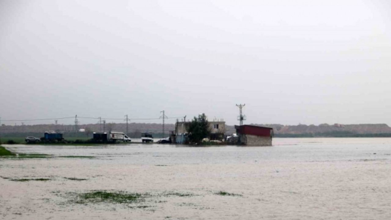 Hatay’da aşırı yağışlarla birlikte Amik Ovası sular altında kaldı