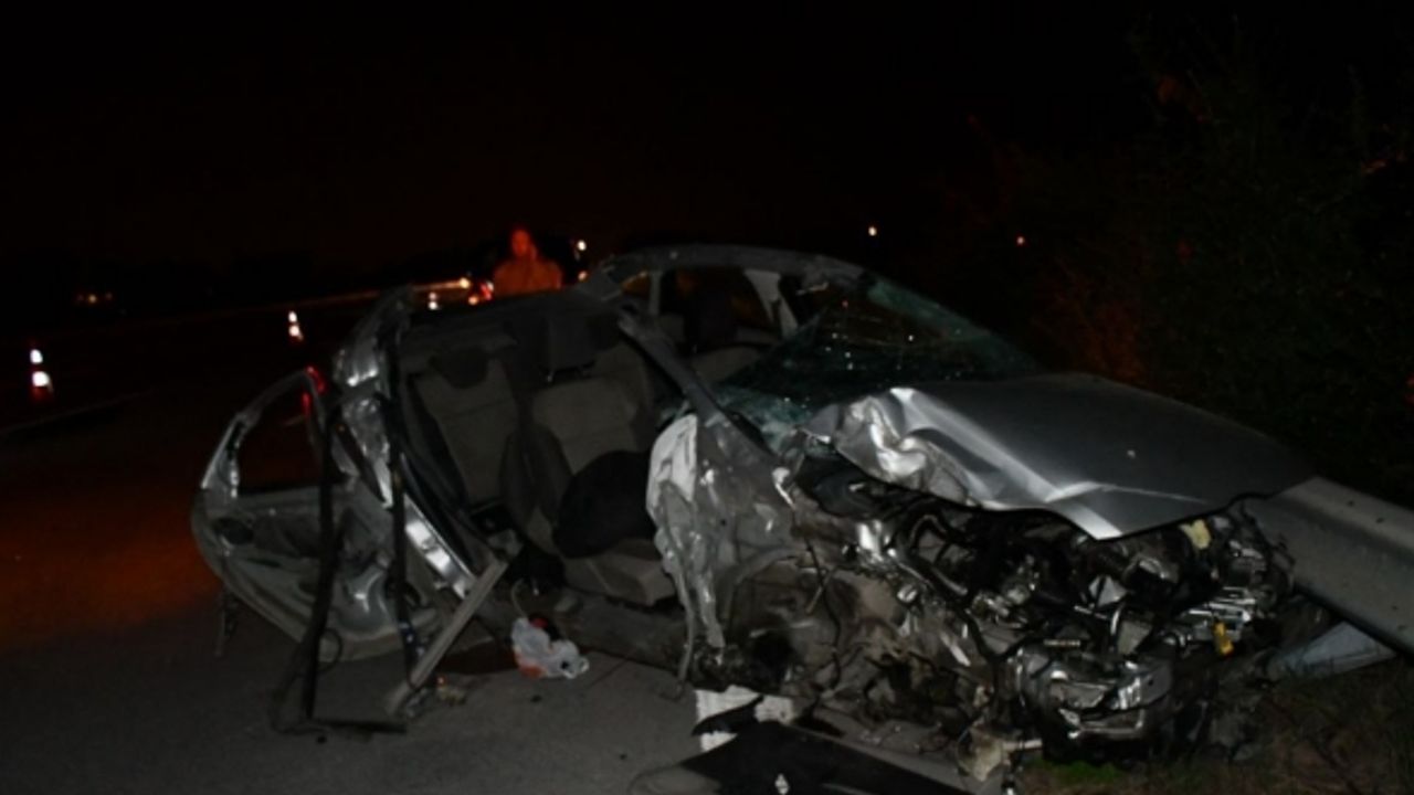 Hatay’da bariyerlere çarpan otomobil hurdaya döndü: 1 ölü