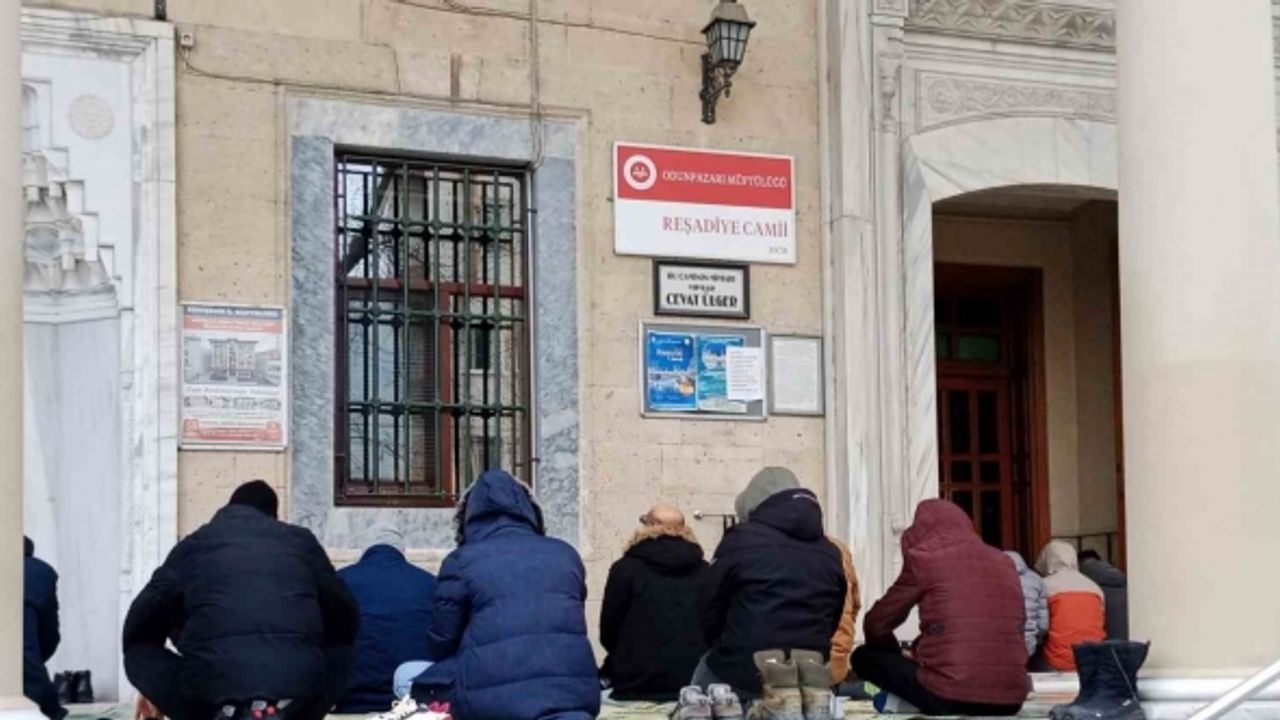 Hava sıcaklığının eksi değerlere düşmesi ibadete engel olmadı