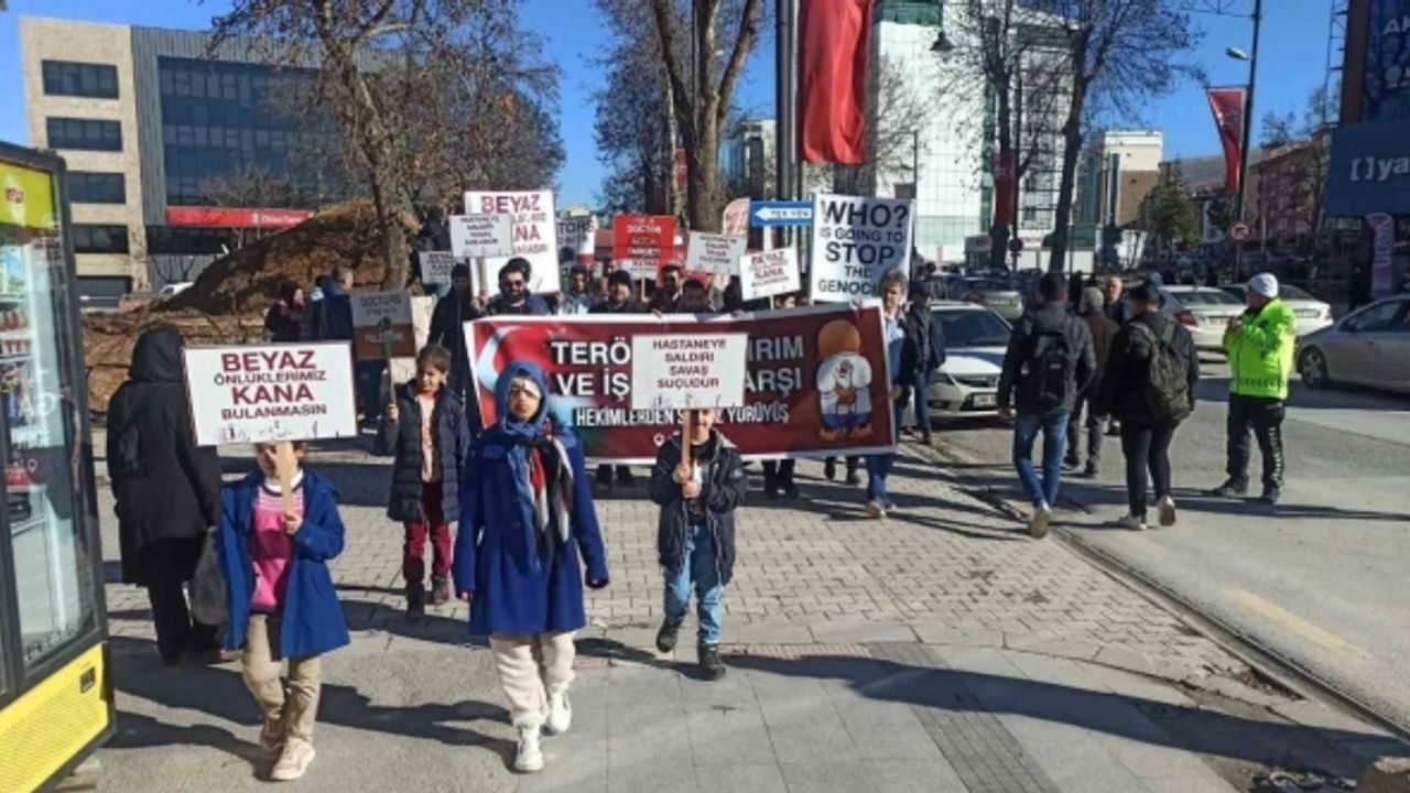 Hekimler ve sağlık çalışanlarından İsrail zulmüne karşı eylem