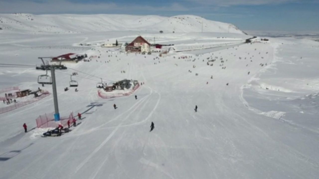Hesarek’te sezon açıldı, ara tatili fırsat bilenler kayak merkezine akın etti