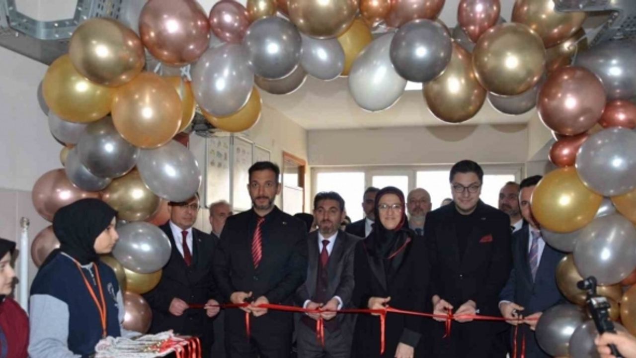 Hilaliye Kız Anadolu İmam Hatip Lisesine sinema atölyesi açıldı