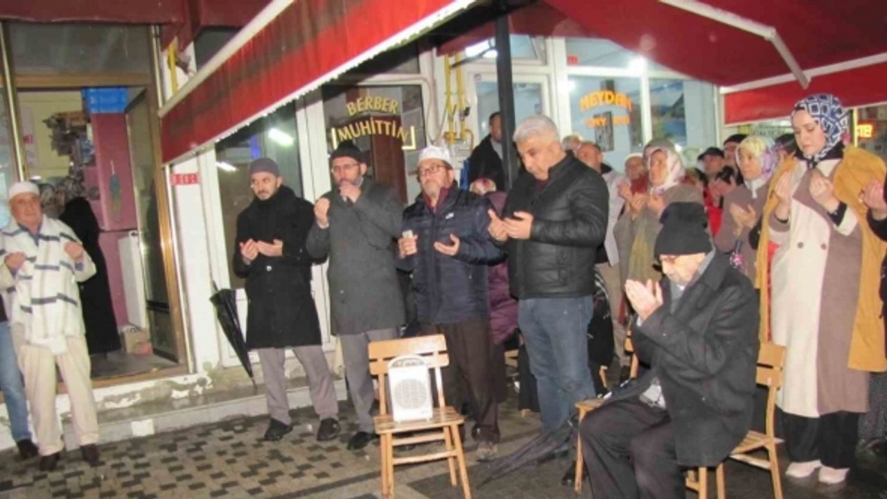 Hisarcık ve Emet’ten 40 kişilik yeni yılın ilk umre kafilesi dualarla uğurlandı