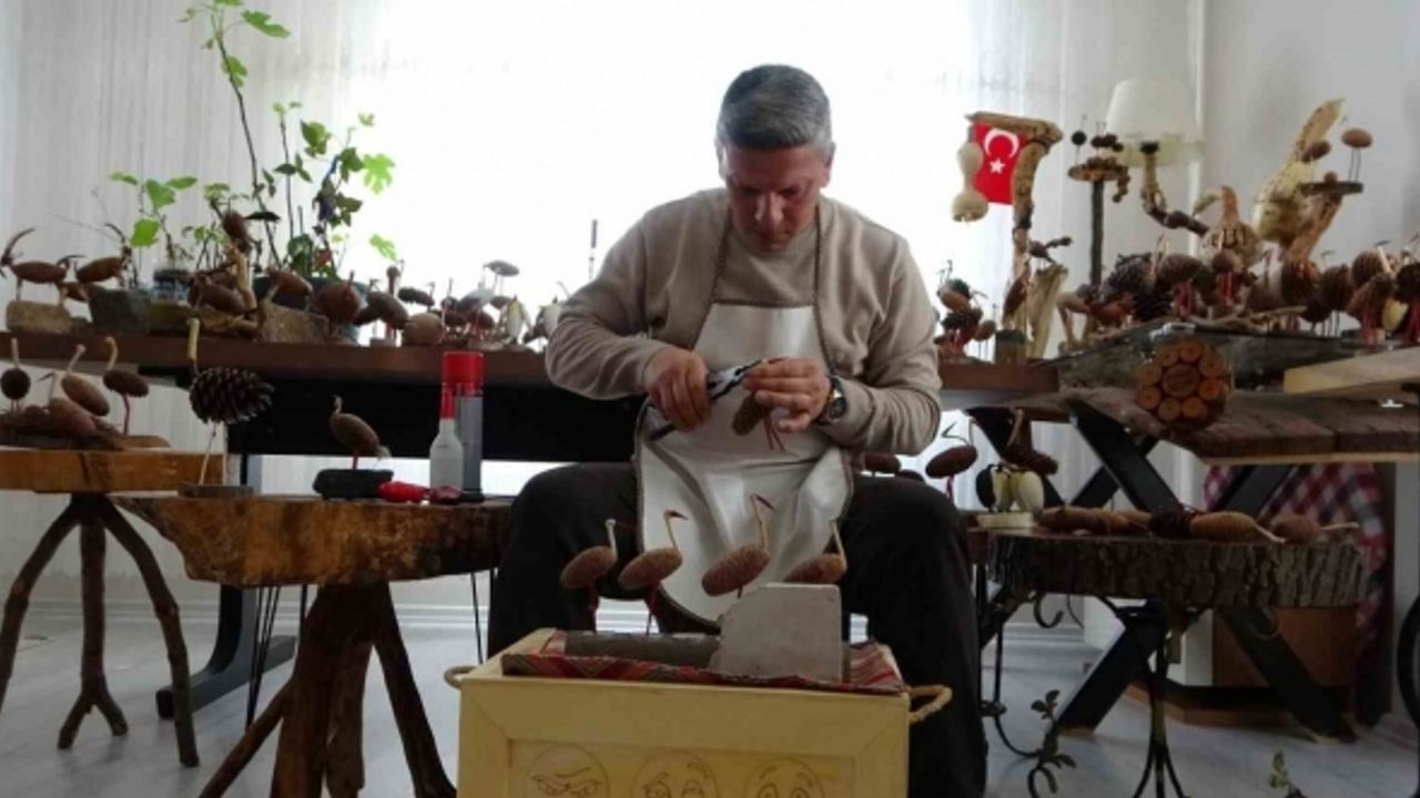 Hobi olarak başladığı ahşap oymacılığında sanat eserleri üretiyor