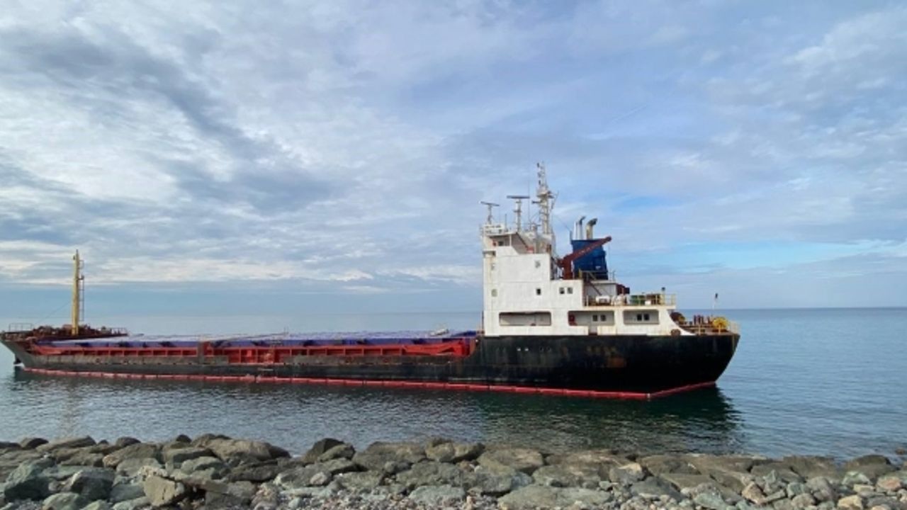 Hopa sahilinde karaya oturan geminin onarım çalışması 40 gündür sürüyor
