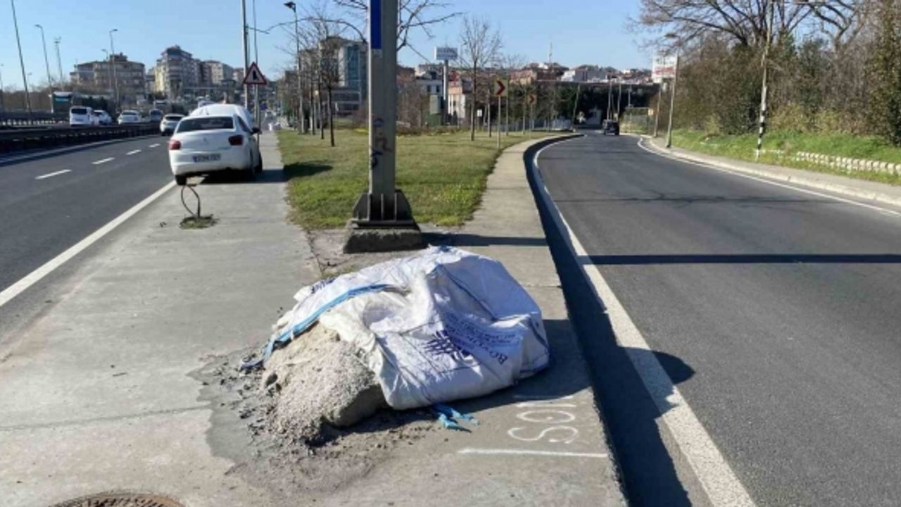 İBB ekiplerinin yol kenarına koyduğu tuz çuvalları yola saçıldı