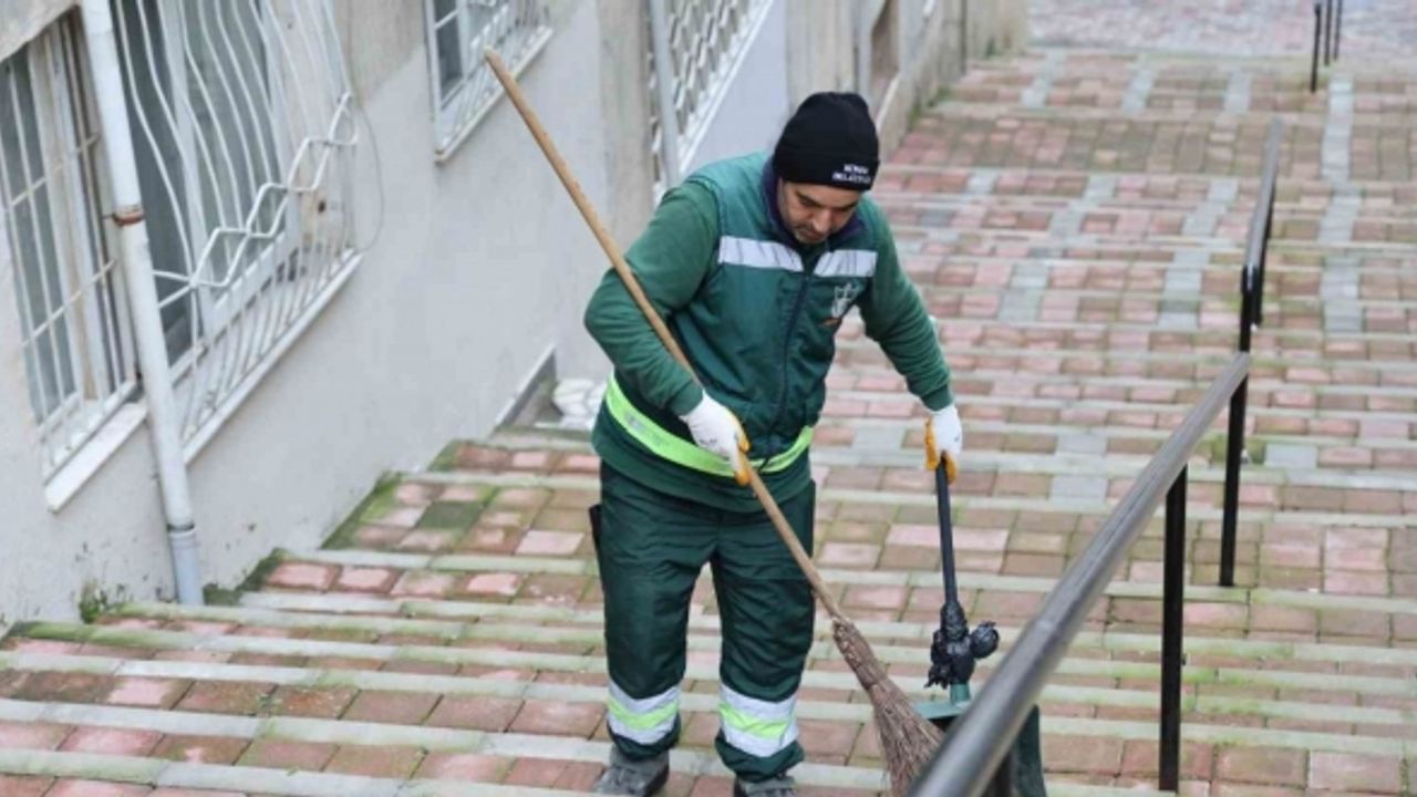 İçi para dolu cüzdan buldu, tereddüt etmeden sahibe ulaştırdı