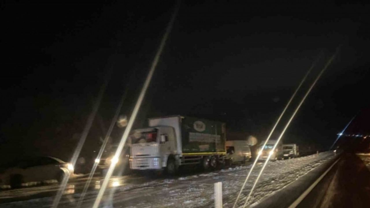 Iğdır-Ağrı karayolu ulaşıma kapandı, onlarca araç yolda kaldı