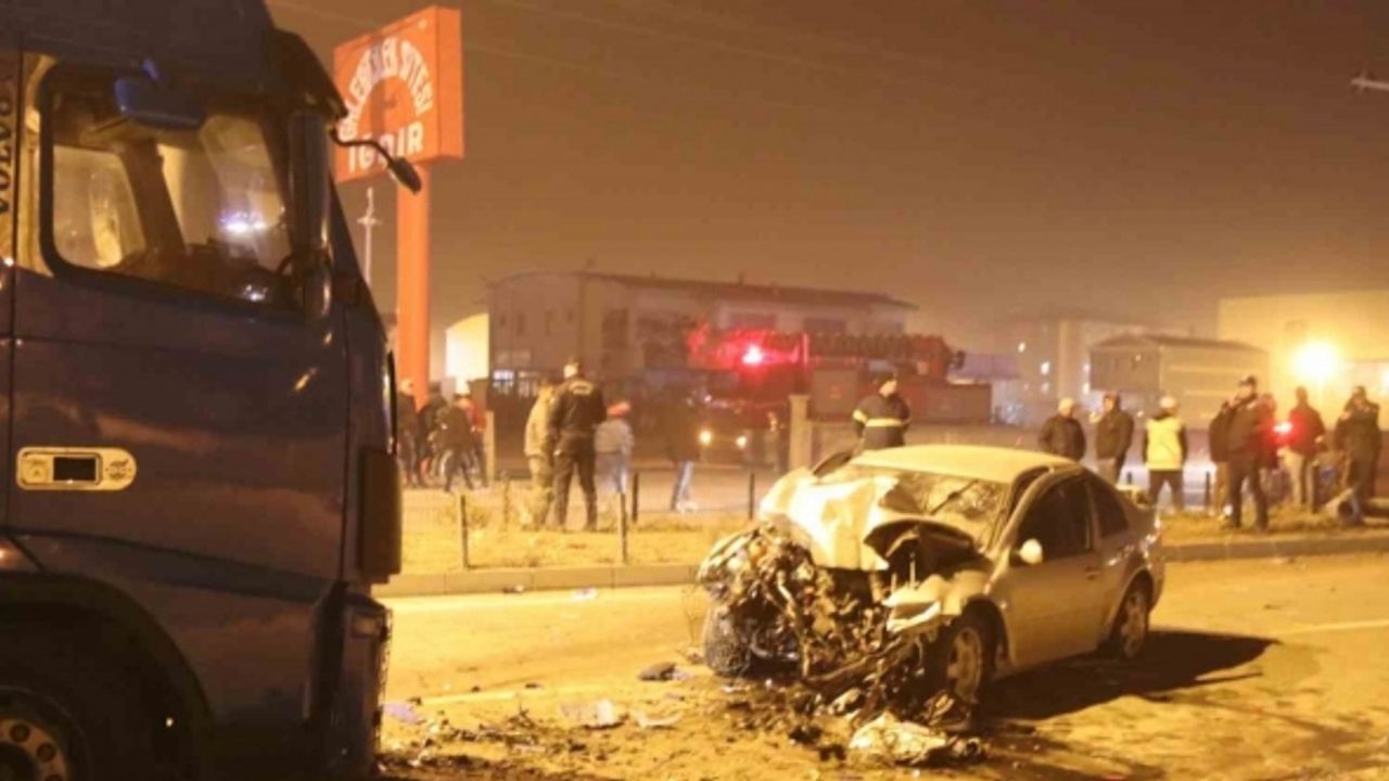 Iğdır’da otomobil ile tır kafa kafaya çarpıştı: 3 yaralı