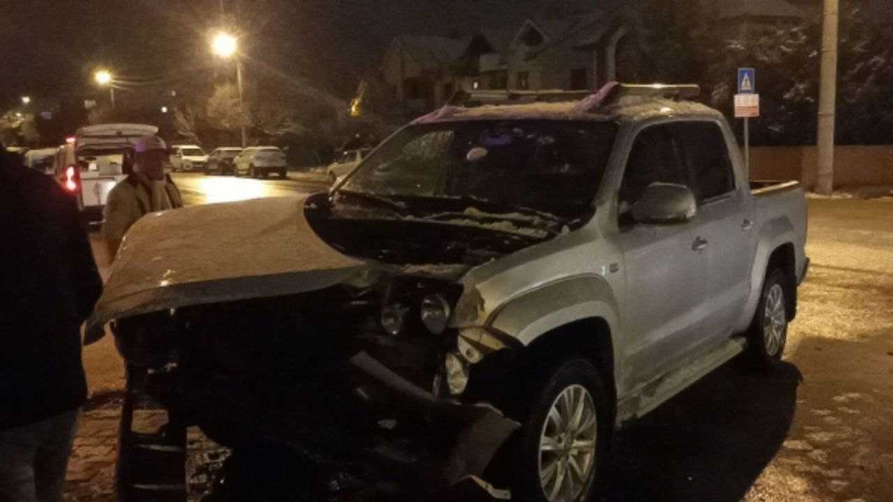 İki caddenin kesiştiği yolda kaza: Hafif ticari araç apartmanın bahçesine savruldu