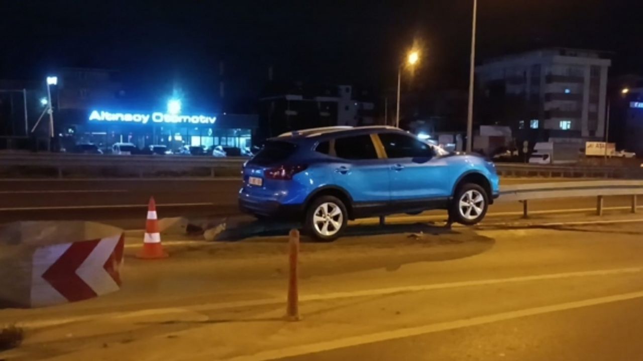 İlginç kaza: Araç bariyerde askıda kaldı, sürücü olay yerinden gitti
