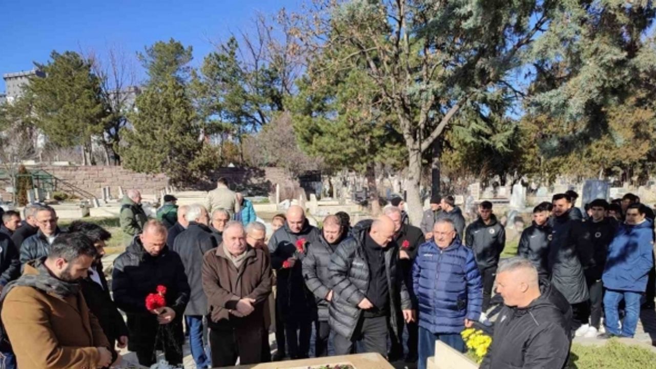 İlhan Cavcav ölümünün 7. senesinde kabri başında anıldı