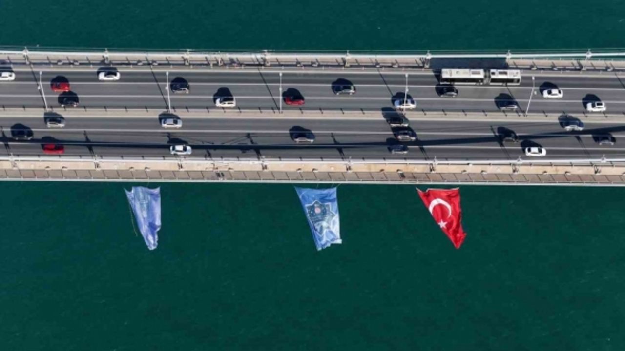 İlk Türk Astronot için iki kıta ortasında Türk Bayrağı asıldı