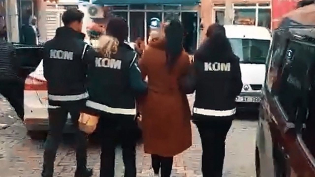 İnterpol’ün kırmızı bülten ile aradığı cinsel amaçlı insan kaçakçısı Çanakkale’de yakalandı