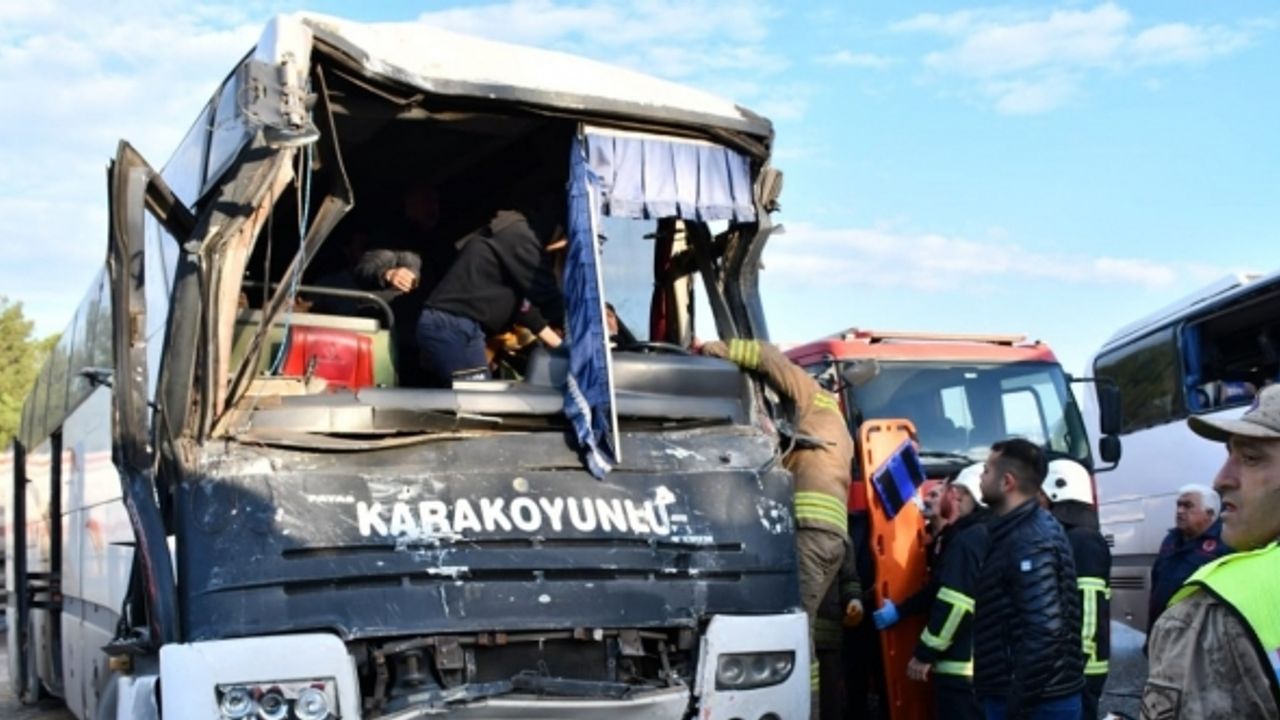 İşçi servislerinin çarpıştığı kazada yaralı sayısı 11 oldu