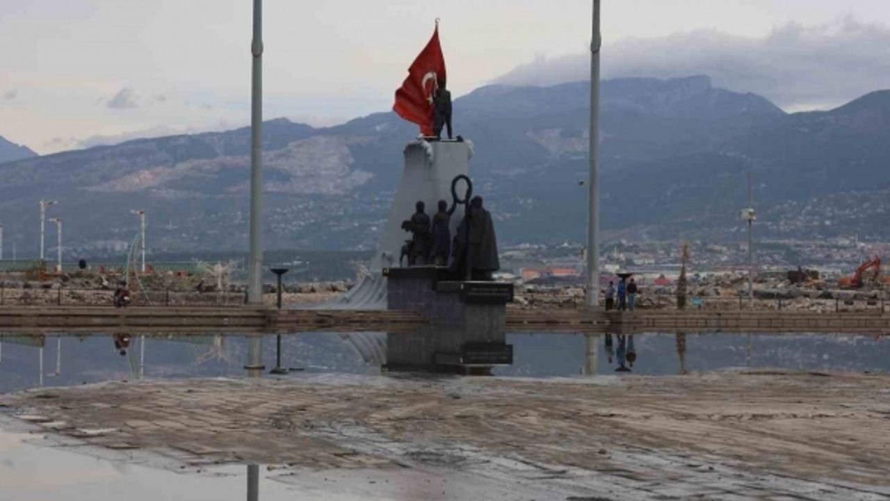 İskenderun’da suların çekilmeye başlamasıyla vatandaşlar hafta sonunun keyfini çıkarıyor