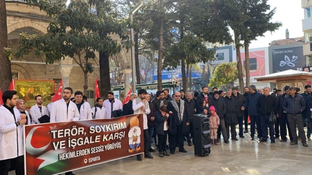 Isparta’da sağlık çalışanları şehitler ve Filistin için yürüdü