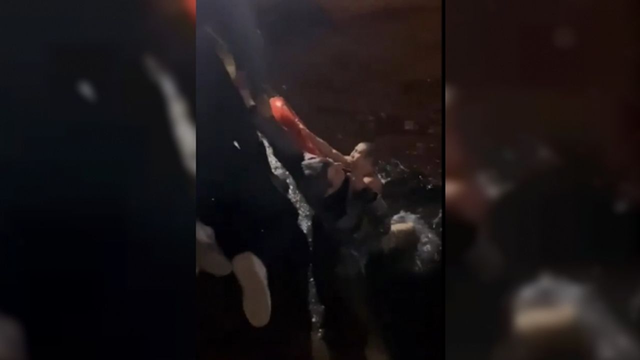 İstanbul Boğazı’nda can pazarı: Denize düşen kişinin kurtarılma anı kamerada