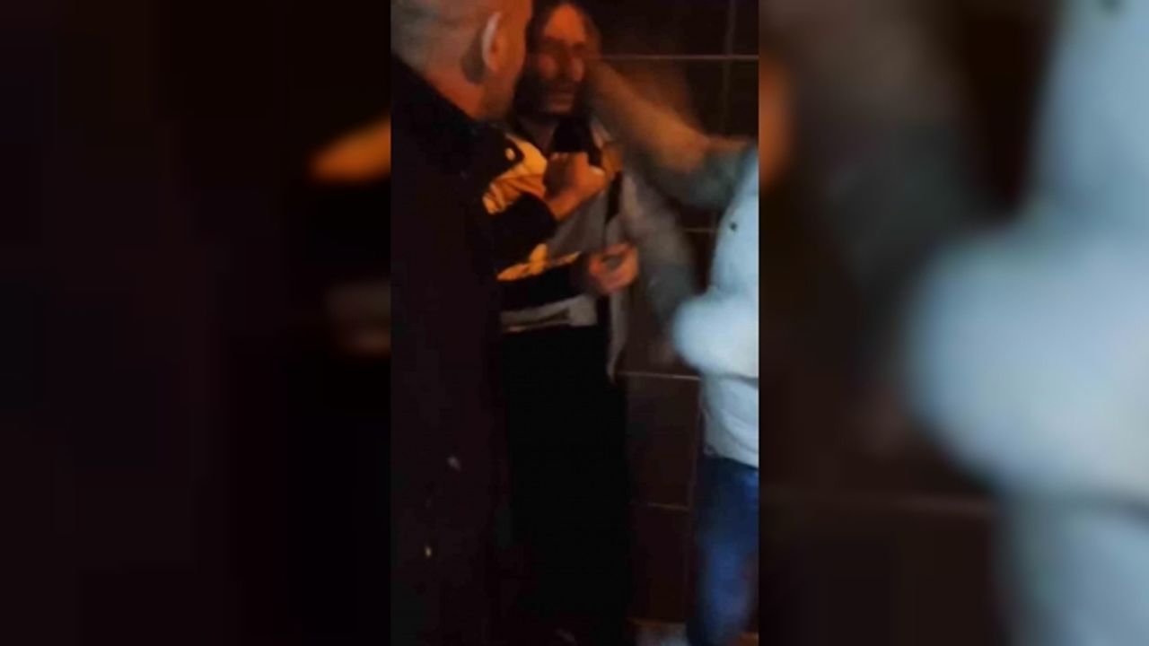 İstanbul’da esnafın yakaladığı hırsıza önce sorgu sonra dayak kamerada