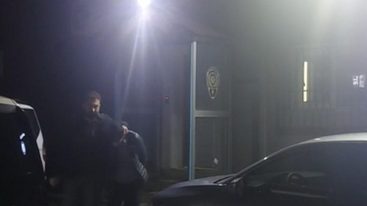 İstanbul’da kafeteryada silahlı saldırı kamerada: Motokurye kıyafetiyle gelip ateş açtı, kaçarken bıçaklandı