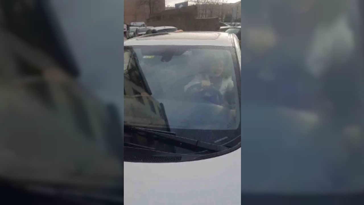 İstanbul’da “motosikletin hurda” kavgası kamerada: Kurye motoruna çarpan kadının önünü kesti