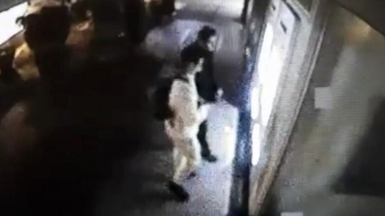 İstanbul’da motosikletle bıçaklı gasp kamerada: Bıçak zoruyla bankamatikten para çektirdiler