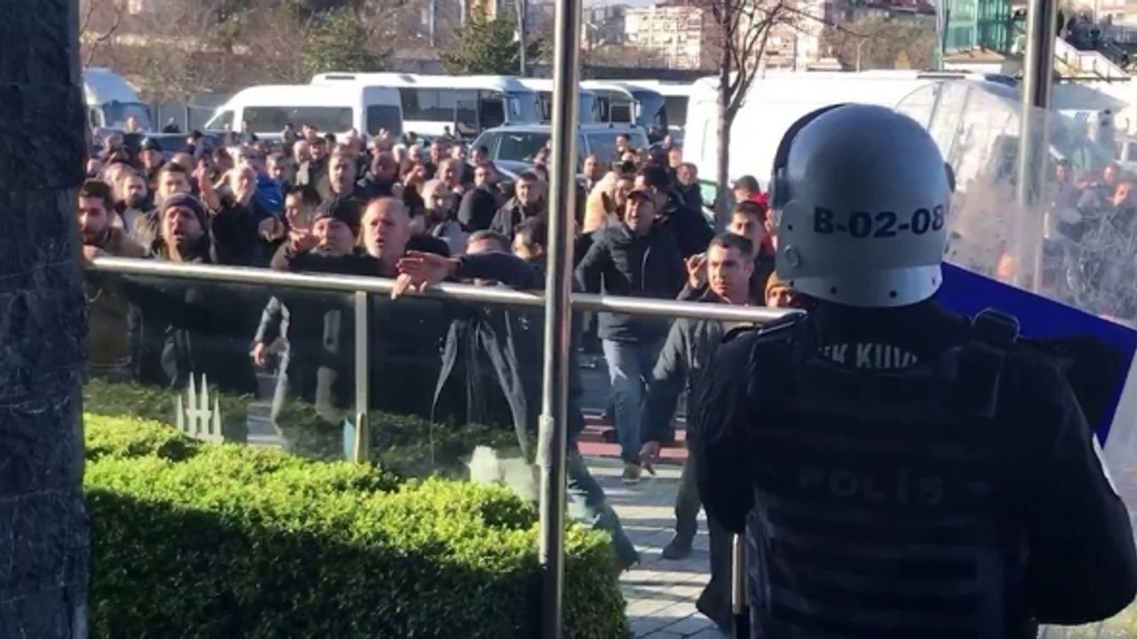 İstanbul’da taksicilerden tepki: UKOME binasına taş fırlatıp, cam bariyerleri kırmaya çalıştılar