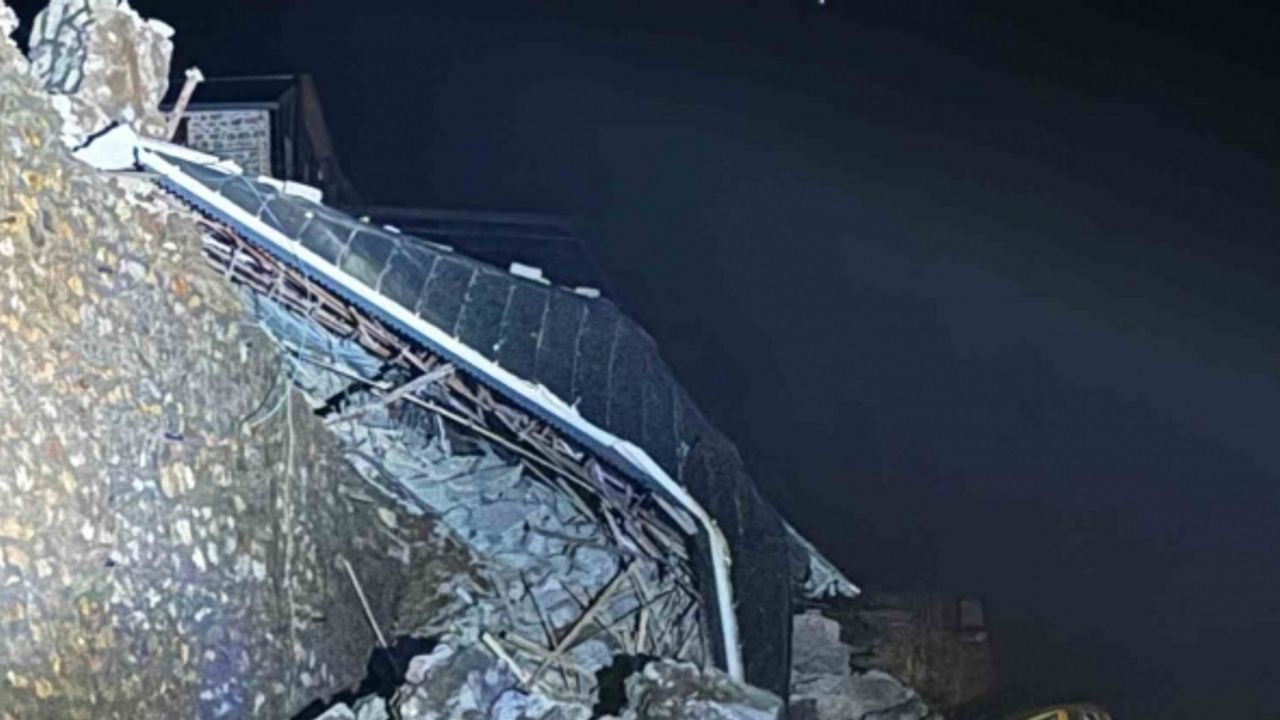 İstinat duvarı ile üzerinde bulunan 2 katlı inşaat halindeki ev göçtü